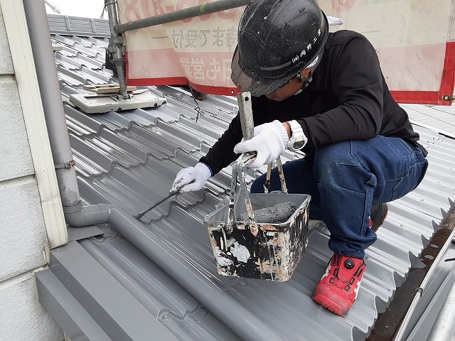 金属瓦屋根を塗装メンテナンス